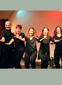 תמונה מתוך ההצגה המציגה את השחקנים שרים